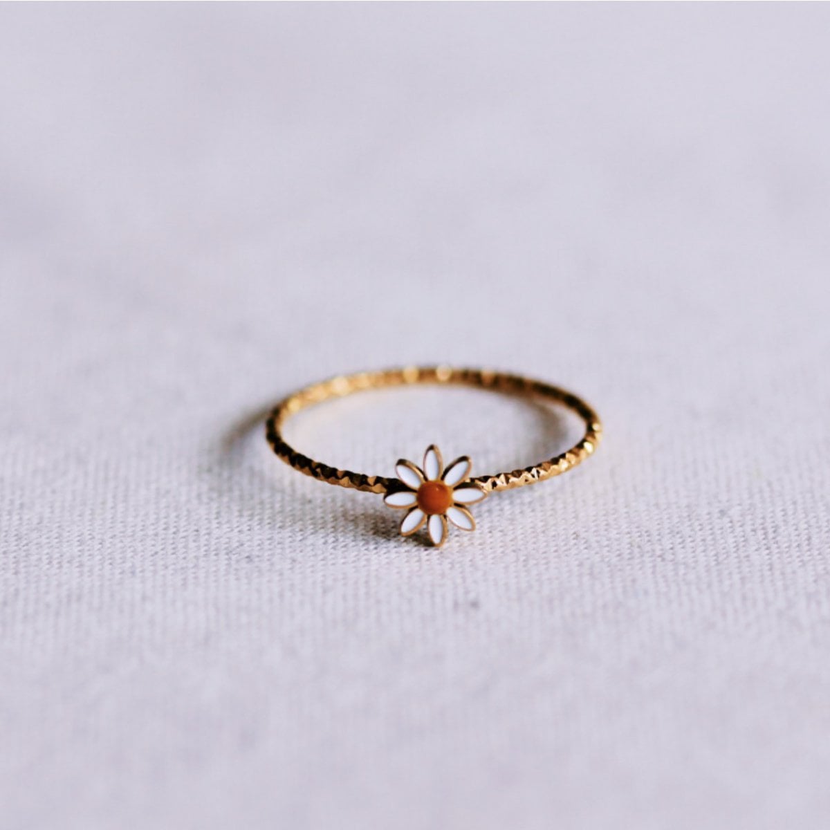Minimalistischer gedrehter Ring mit Gänseblümchen