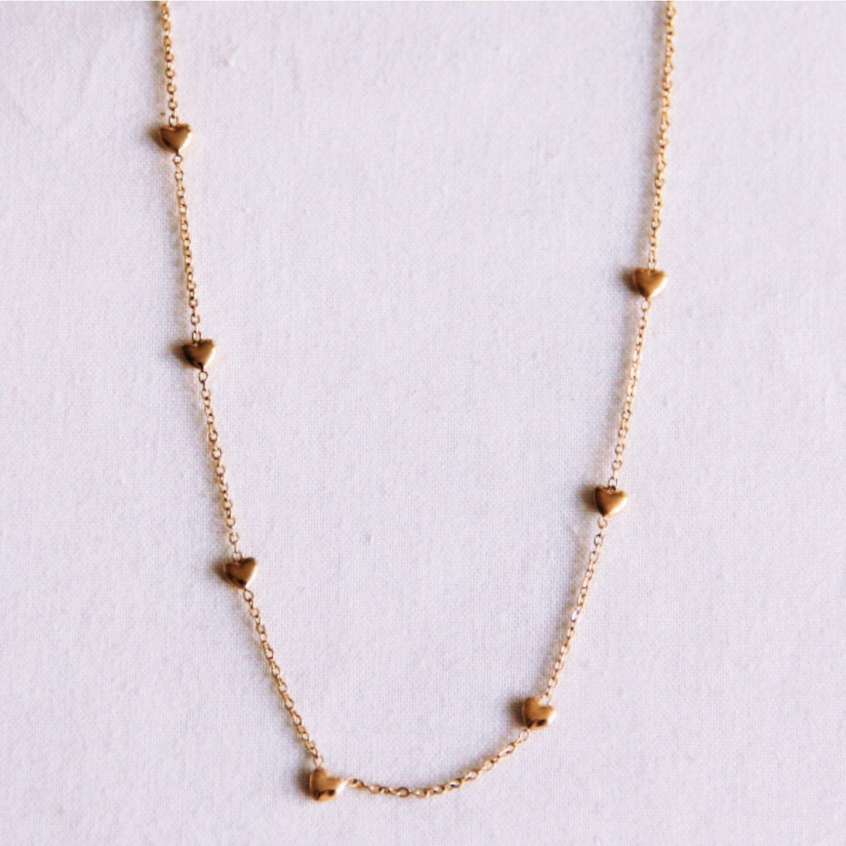 Zarte Halskette mit Herzen - Gold