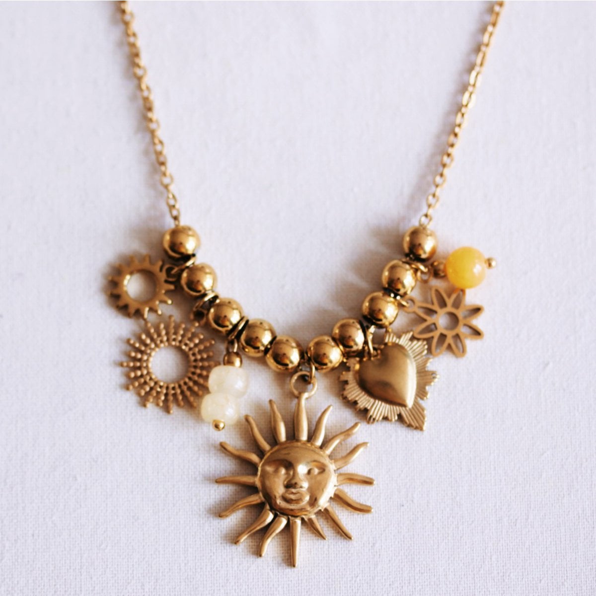 Perlenkette mit Anhängern „Von der Sonne geküsst“