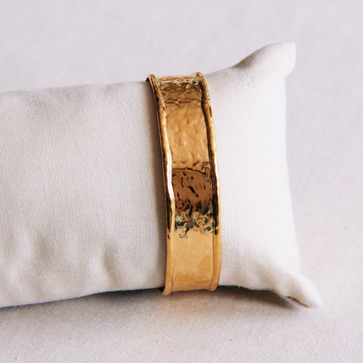 Armreif breit verbeult - Gold